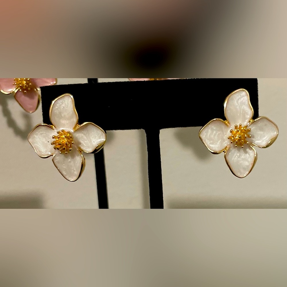 New Elegant and trendy white flower earrings.